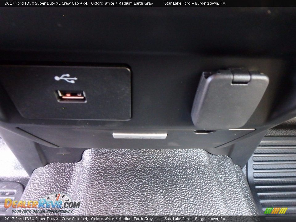 2017 Ford F350 Super Duty XL Crew Cab 4x4 Oxford White / Medium Earth Gray Photo #17