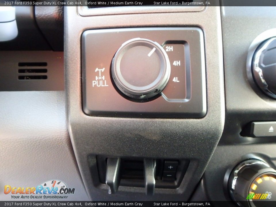 2017 Ford F350 Super Duty XL Crew Cab 4x4 Oxford White / Medium Earth Gray Photo #18