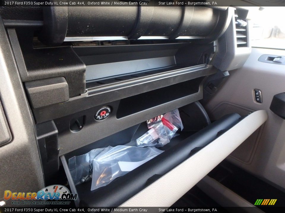 2017 Ford F350 Super Duty XL Crew Cab 4x4 Oxford White / Medium Earth Gray Photo #20