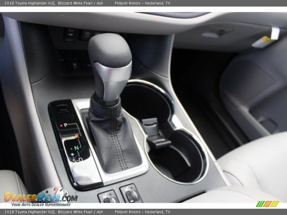 2018 Toyota Highlander XLE Blizzard White Pearl / Ash Photo #16