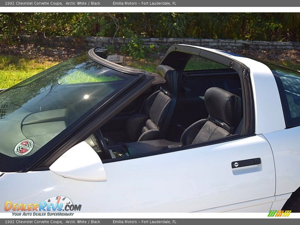 1992 Chevrolet Corvette Coupe Arctic White / Black Photo #35