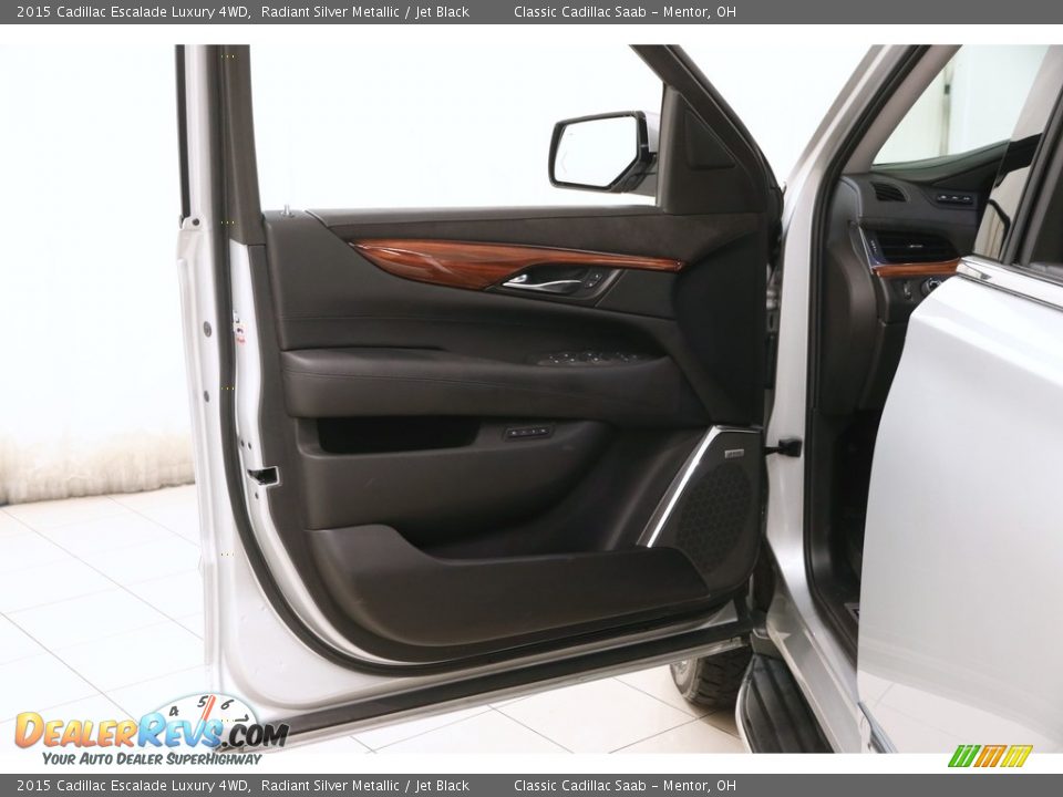 2015 Cadillac Escalade Luxury 4WD Radiant Silver Metallic / Jet Black Photo #4