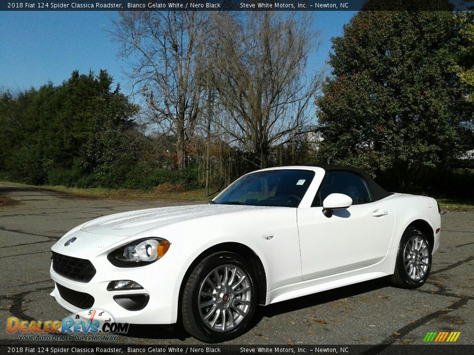 Front 3/4 View of 2018 Fiat 124 Spider Classica Roadster Photo #3