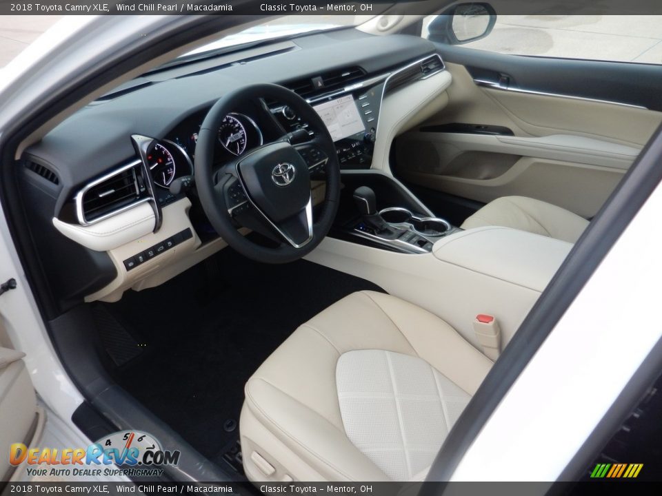 2018 Toyota Camry XLE Wind Chill Pearl / Macadamia Photo #3