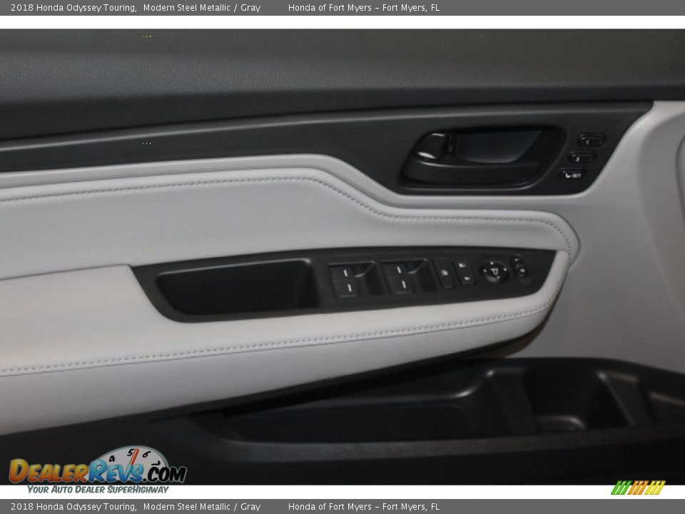2018 Honda Odyssey Touring Modern Steel Metallic / Gray Photo #9
