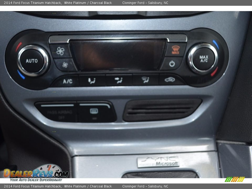 2014 Ford Focus Titanium Hatchback White Platinum / Charcoal Black Photo #21