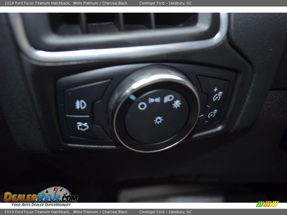 2014 Ford Focus Titanium Hatchback White Platinum / Charcoal Black Photo #27