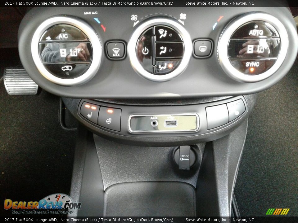 Controls of 2017 Fiat 500X Lounge AWD Photo #24