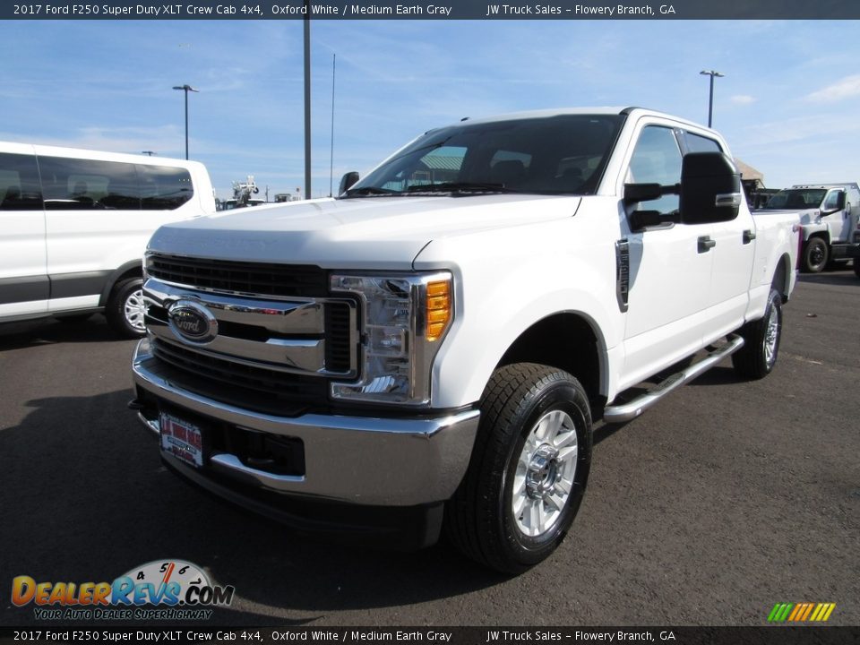 2017 Ford F250 Super Duty XLT Crew Cab 4x4 Oxford White / Medium Earth Gray Photo #1