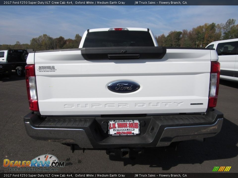 2017 Ford F250 Super Duty XLT Crew Cab 4x4 Oxford White / Medium Earth Gray Photo #4