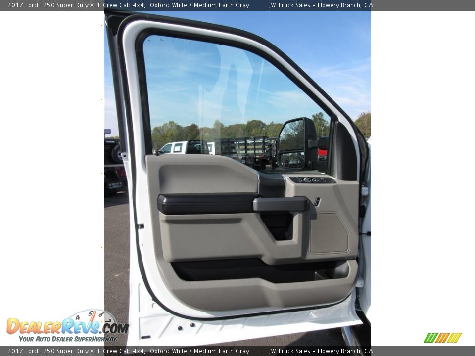 2017 Ford F250 Super Duty XLT Crew Cab 4x4 Oxford White / Medium Earth Gray Photo #12