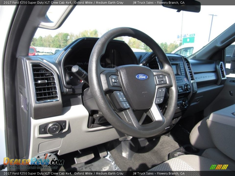 2017 Ford F250 Super Duty XLT Crew Cab 4x4 Oxford White / Medium Earth Gray Photo #16