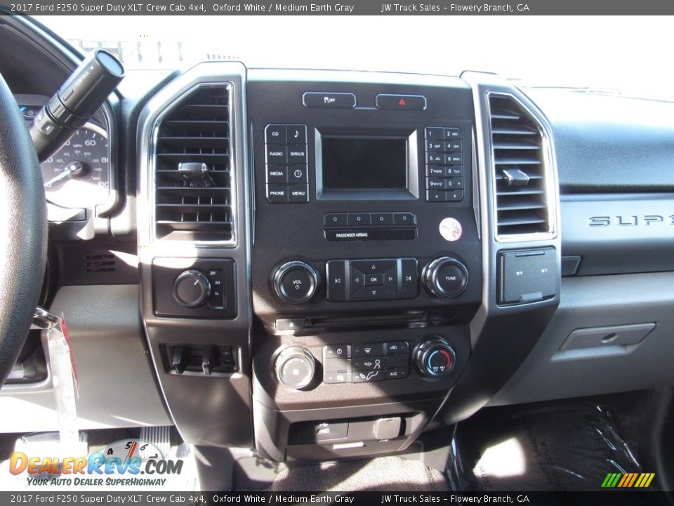 2017 Ford F250 Super Duty XLT Crew Cab 4x4 Oxford White / Medium Earth Gray Photo #19