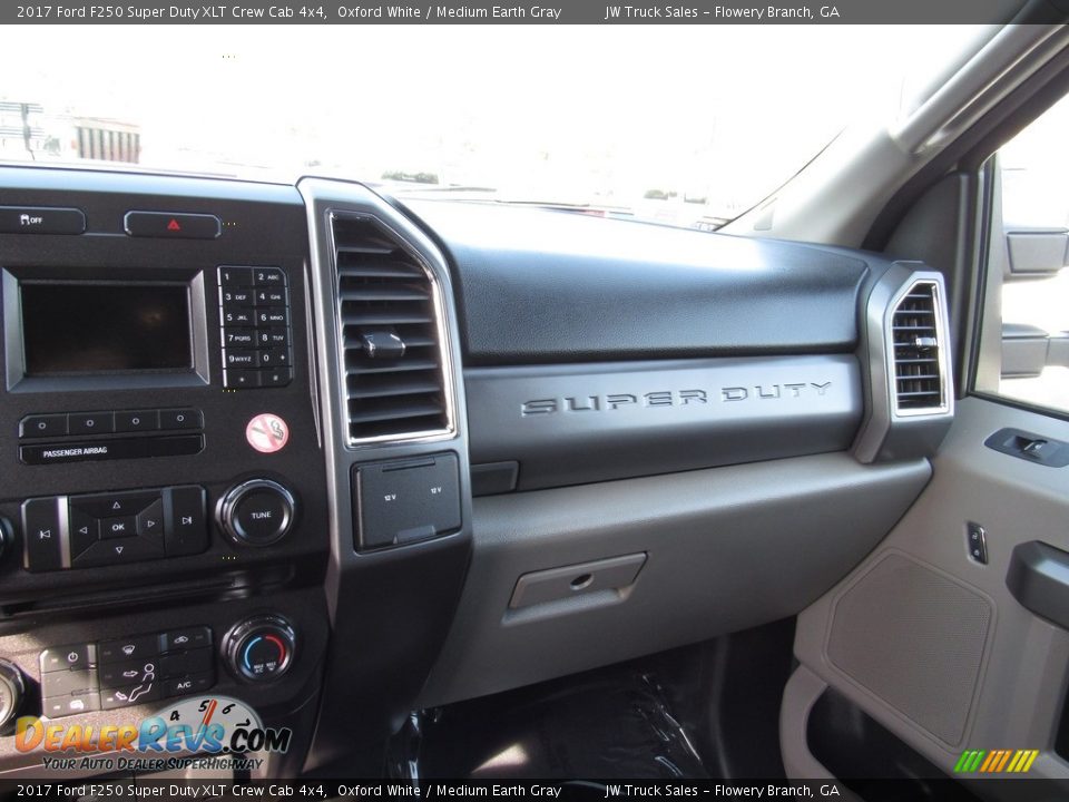 2017 Ford F250 Super Duty XLT Crew Cab 4x4 Oxford White / Medium Earth Gray Photo #20