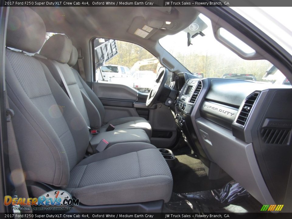 2017 Ford F250 Super Duty XLT Crew Cab 4x4 Oxford White / Medium Earth Gray Photo #24