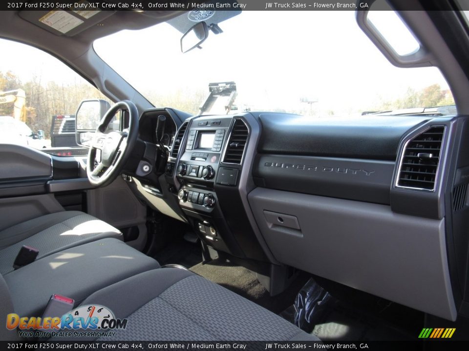 2017 Ford F250 Super Duty XLT Crew Cab 4x4 Oxford White / Medium Earth Gray Photo #25