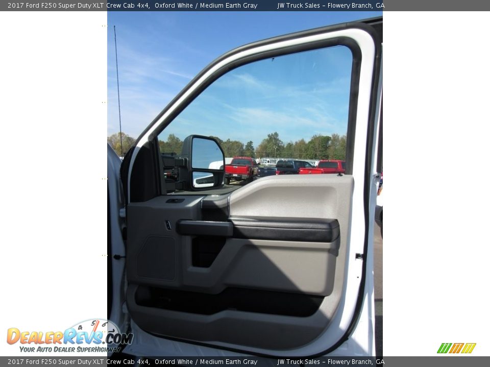 2017 Ford F250 Super Duty XLT Crew Cab 4x4 Oxford White / Medium Earth Gray Photo #26