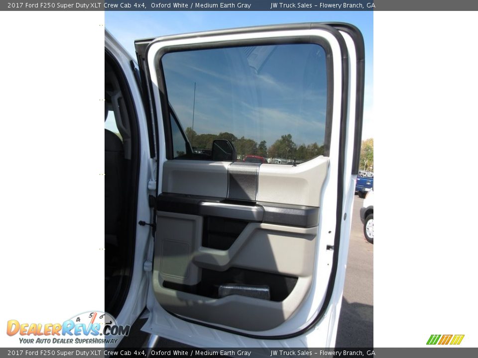 2017 Ford F250 Super Duty XLT Crew Cab 4x4 Oxford White / Medium Earth Gray Photo #28
