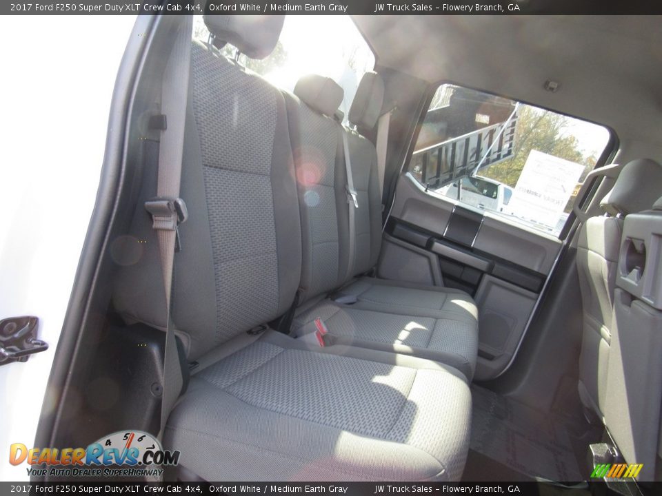 2017 Ford F250 Super Duty XLT Crew Cab 4x4 Oxford White / Medium Earth Gray Photo #30
