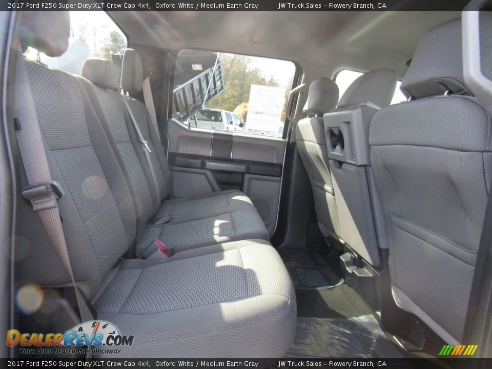 2017 Ford F250 Super Duty XLT Crew Cab 4x4 Oxford White / Medium Earth Gray Photo #31