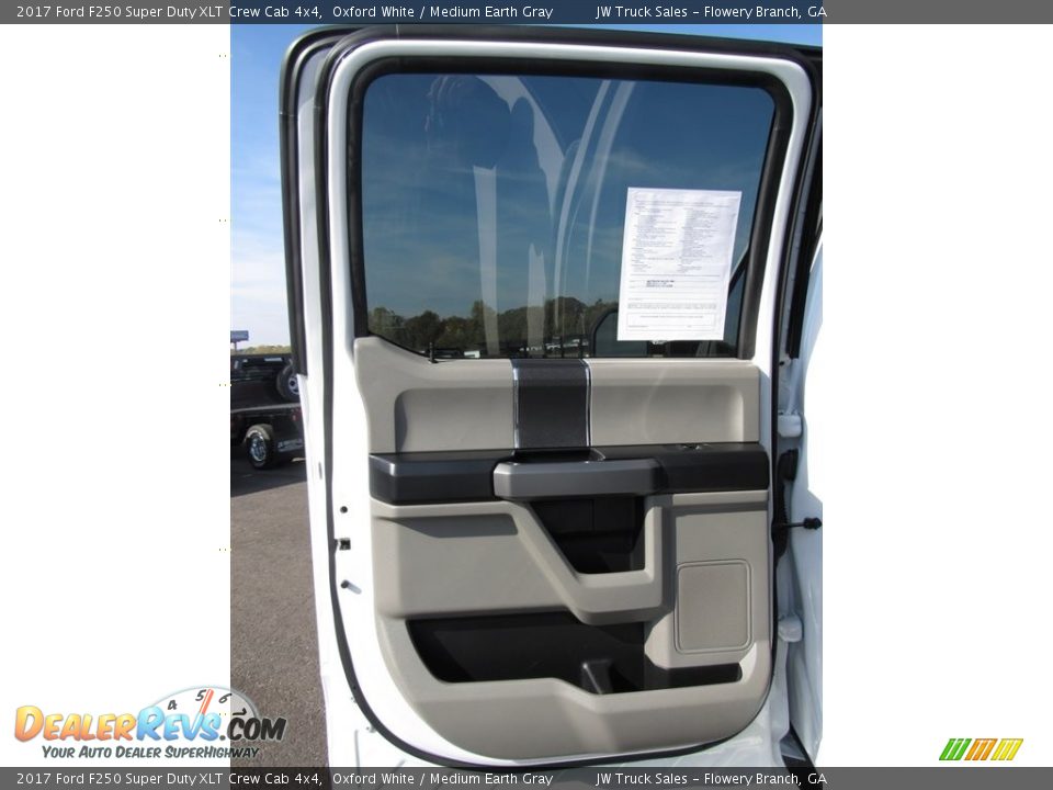 2017 Ford F250 Super Duty XLT Crew Cab 4x4 Oxford White / Medium Earth Gray Photo #32