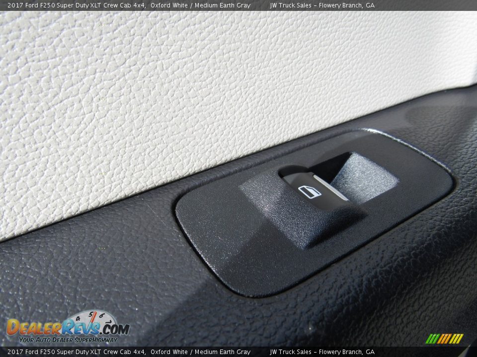 2017 Ford F250 Super Duty XLT Crew Cab 4x4 Oxford White / Medium Earth Gray Photo #33