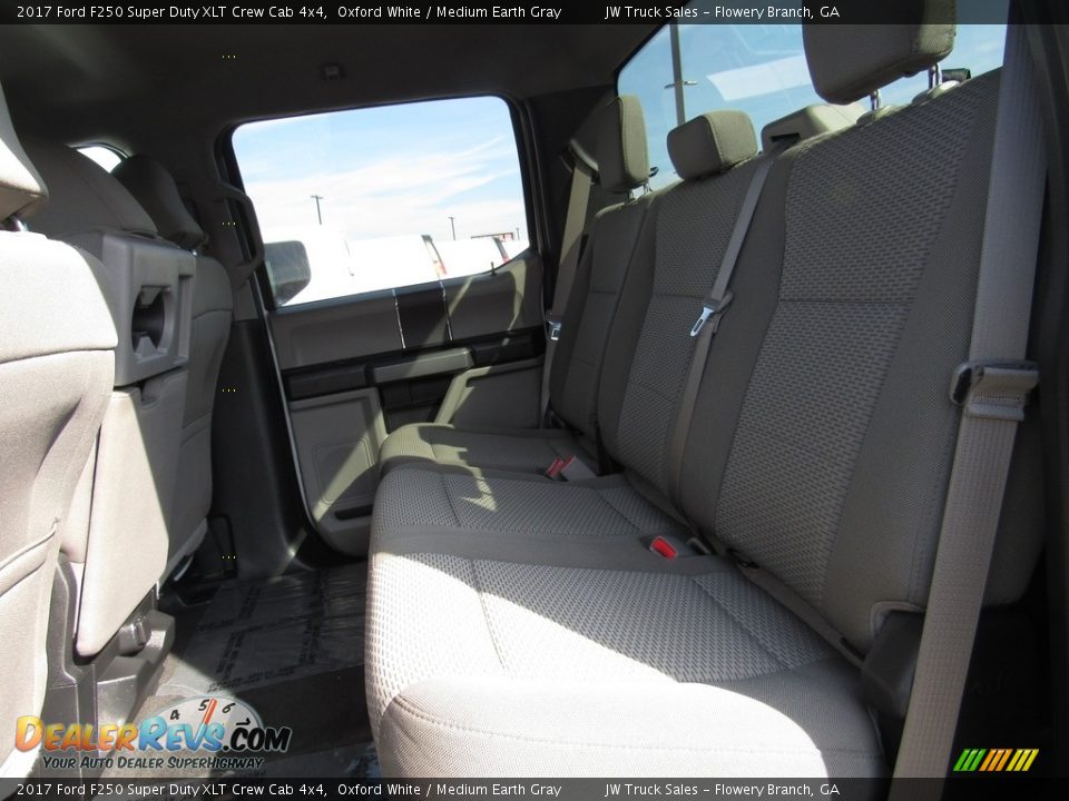2017 Ford F250 Super Duty XLT Crew Cab 4x4 Oxford White / Medium Earth Gray Photo #34