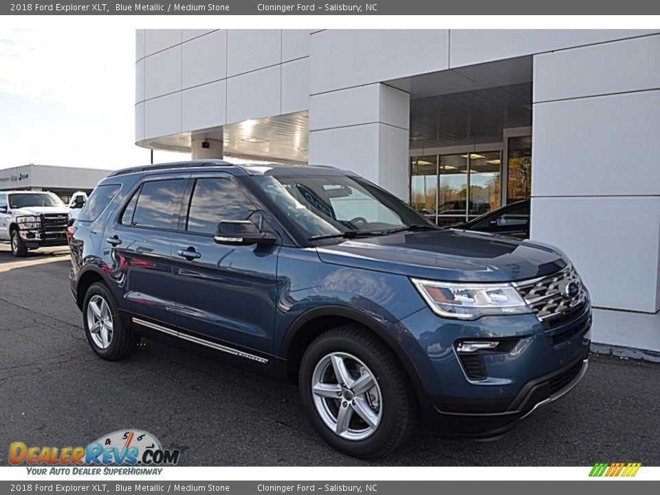 Front 3/4 View of 2018 Ford Explorer XLT Photo #1