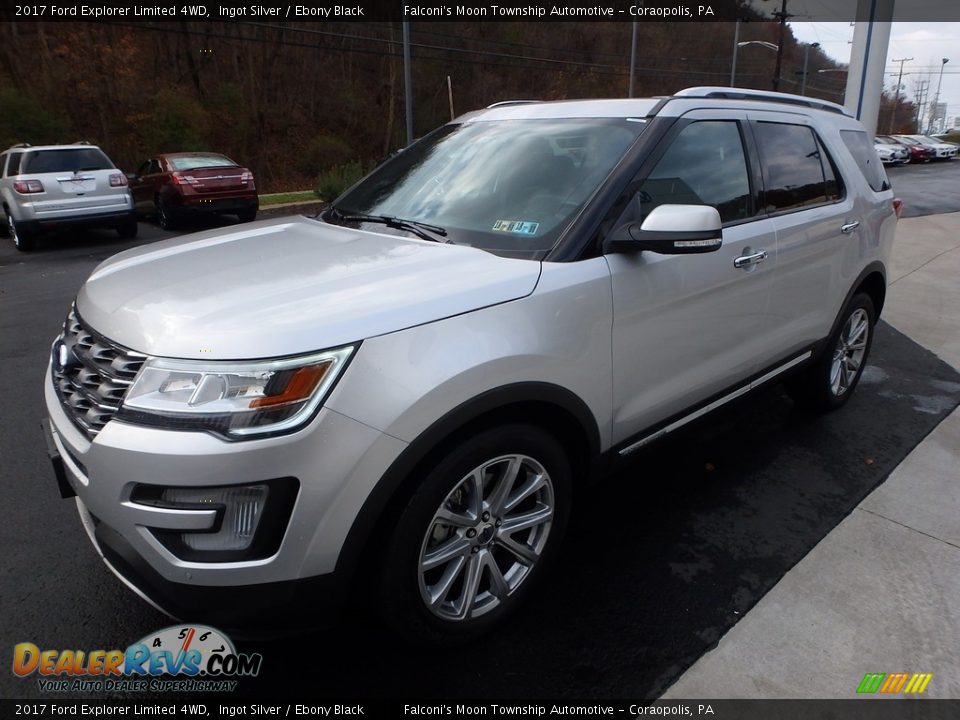 Front 3/4 View of 2017 Ford Explorer Limited 4WD Photo #7