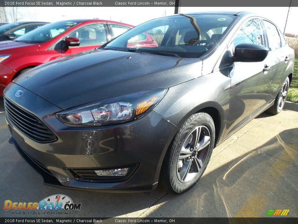 Front 3/4 View of 2018 Ford Focus SE Sedan Photo #1