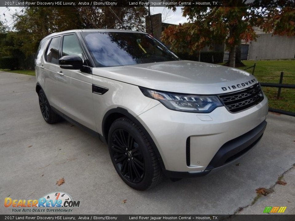 Front 3/4 View of 2017 Land Rover Discovery HSE Luxury Photo #6