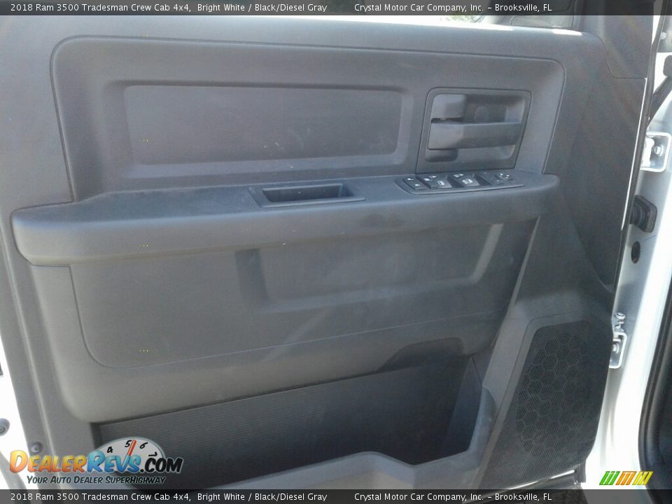 2018 Ram 3500 Tradesman Crew Cab 4x4 Bright White / Black/Diesel Gray Photo #17