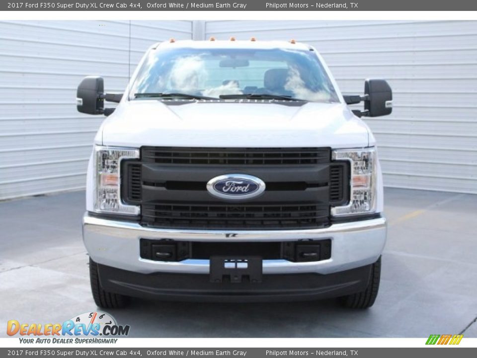 2017 Ford F350 Super Duty XL Crew Cab 4x4 Oxford White / Medium Earth Gray Photo #2