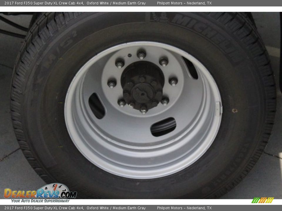 2017 Ford F350 Super Duty XL Crew Cab 4x4 Oxford White / Medium Earth Gray Photo #5