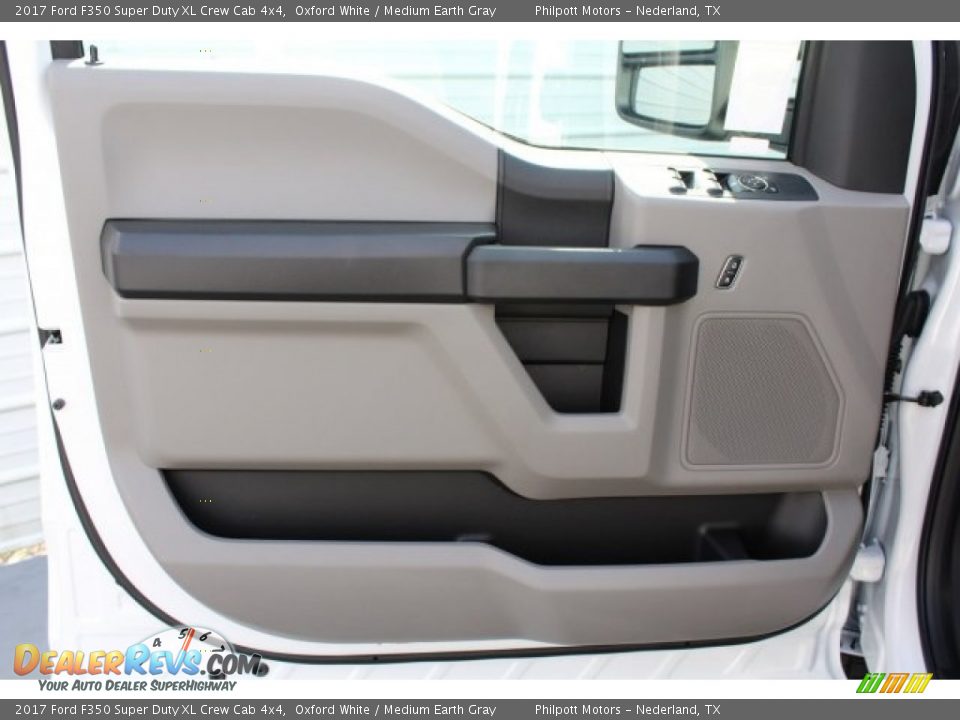 2017 Ford F350 Super Duty XL Crew Cab 4x4 Oxford White / Medium Earth Gray Photo #9