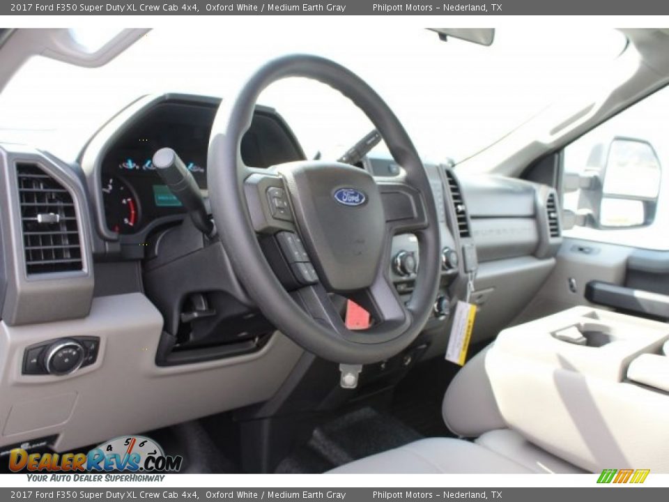 2017 Ford F350 Super Duty XL Crew Cab 4x4 Oxford White / Medium Earth Gray Photo #10