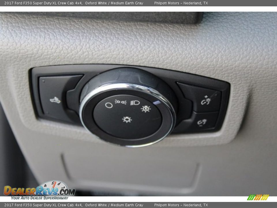 2017 Ford F350 Super Duty XL Crew Cab 4x4 Oxford White / Medium Earth Gray Photo #16