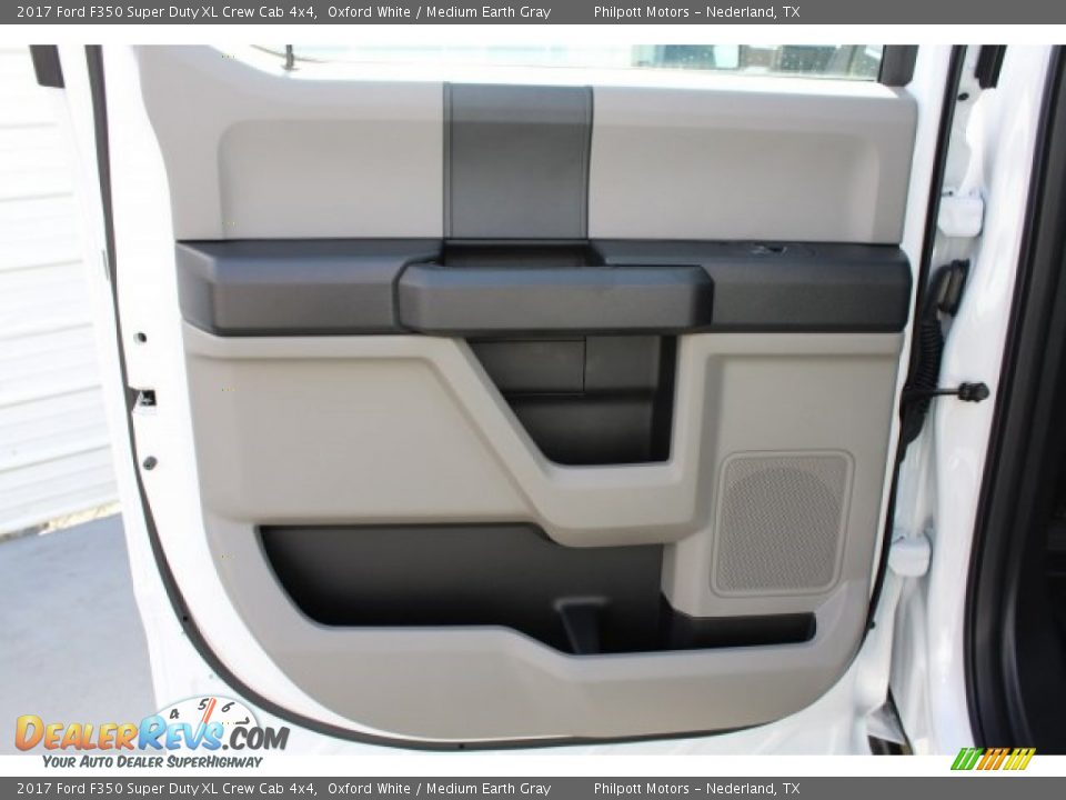 2017 Ford F350 Super Duty XL Crew Cab 4x4 Oxford White / Medium Earth Gray Photo #17
