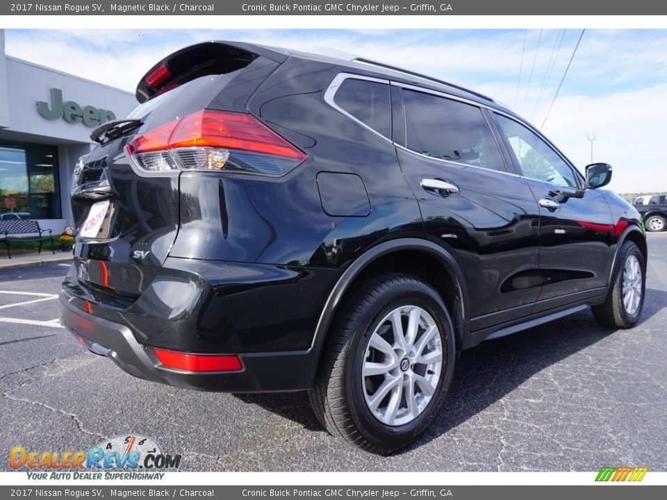 2017 Nissan Rogue SV Magnetic Black / Charcoal Photo #7