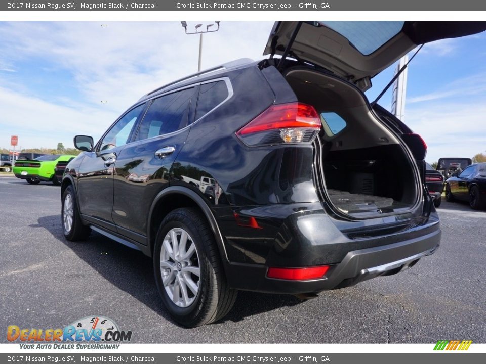 2017 Nissan Rogue SV Magnetic Black / Charcoal Photo #16
