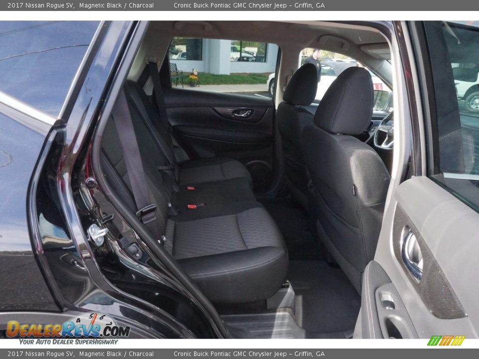 2017 Nissan Rogue SV Magnetic Black / Charcoal Photo #18
