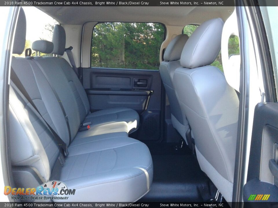 2018 Ram 4500 Tradesman Crew Cab 4x4 Chassis Bright White / Black/Diesel Gray Photo #12
