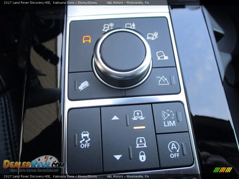 Controls of 2017 Land Rover Discovery HSE Photo #17