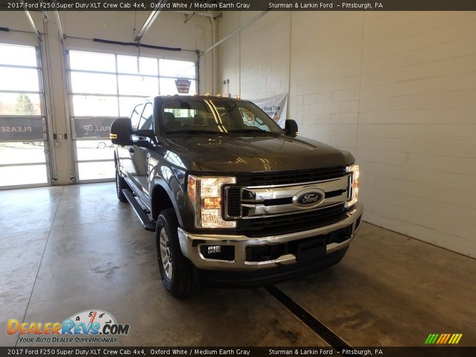 2017 Ford F250 Super Duty XLT Crew Cab 4x4 Oxford White / Medium Earth Gray Photo #1