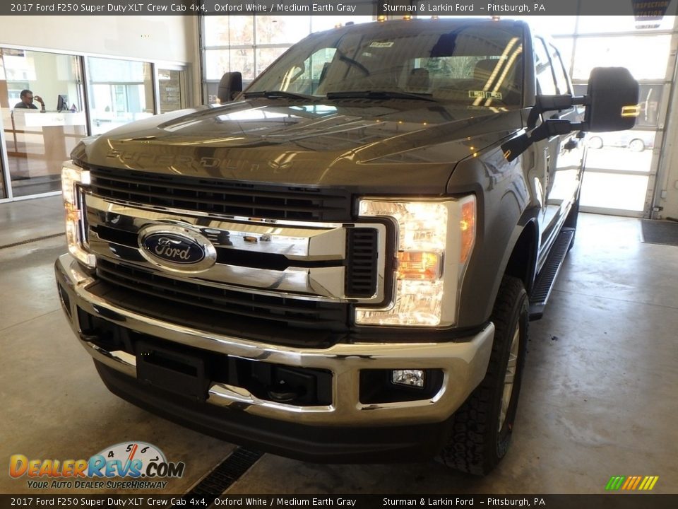 2017 Ford F250 Super Duty XLT Crew Cab 4x4 Oxford White / Medium Earth Gray Photo #4