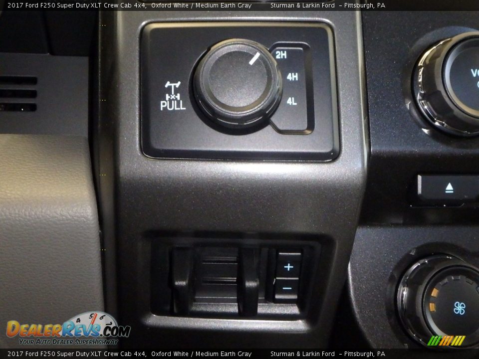 2017 Ford F250 Super Duty XLT Crew Cab 4x4 Oxford White / Medium Earth Gray Photo #14