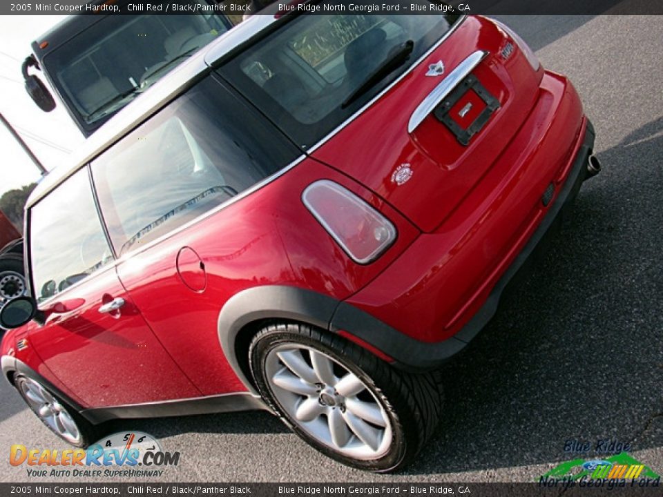 2005 Mini Cooper Hardtop Chili Red / Black/Panther Black Photo #25