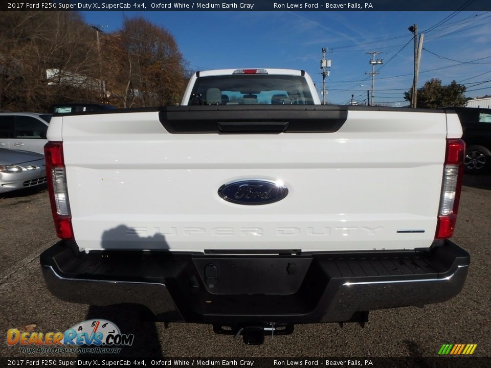 2017 Ford F250 Super Duty XL SuperCab 4x4 Oxford White / Medium Earth Gray Photo #3