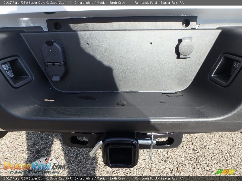 2017 Ford F250 Super Duty XL SuperCab 4x4 Oxford White / Medium Earth Gray Photo #4