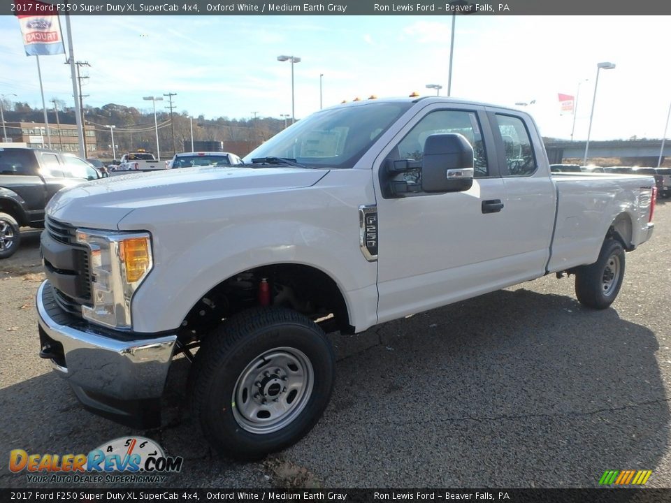2017 Ford F250 Super Duty XL SuperCab 4x4 Oxford White / Medium Earth Gray Photo #7